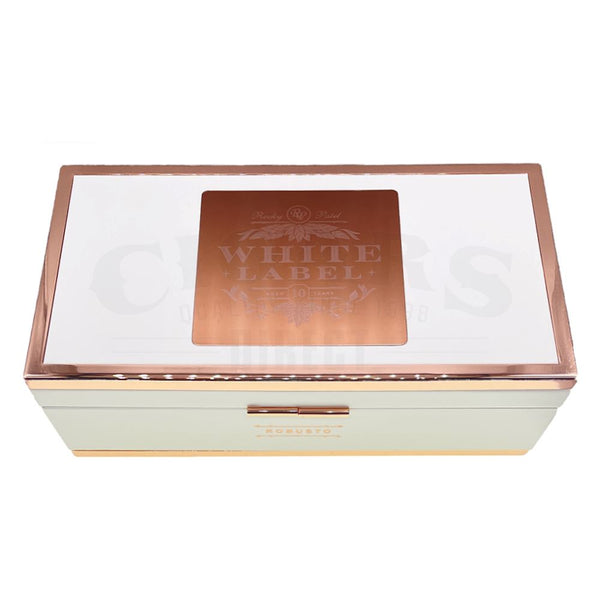 Rocky Patel White Label Robusto Plus Lighter Set Closed