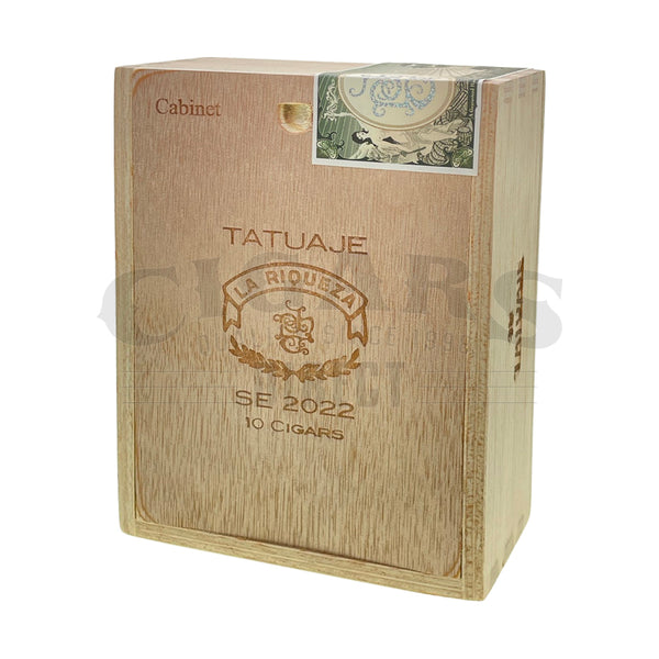 Tatuaje La Riqueza SE 2022 Toro Closed Box Standing